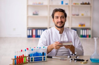 Laboratuvarda çalışan genç bir kimyager.