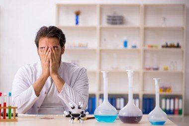 Laboratuvarda çalışan genç bir kimyager.