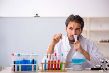 Laboratuvarda çalışan genç bir kimyager.