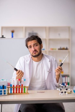 Laboratuvarda çalışan genç bir kimyager.