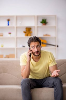 Genç adam salgın sırasında evde oturuyor.