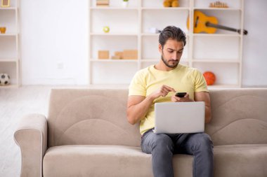 Evde okuyan genç bir erkek öğrenci.