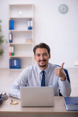 Ofiste çalışan genç bir erkek.