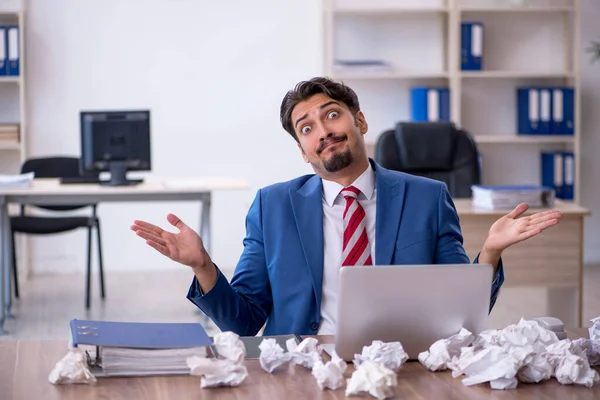 Mladý muž zaměstnanec v konceptu brainstorming — Stock fotografie