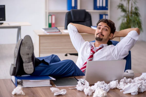 Junge männliche Mitarbeiter im Brainstorming-Konzept — Stockfoto