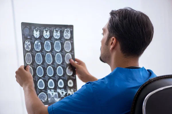 Jovem médico radiologista trabalhando na clínica — Fotografia de Stock