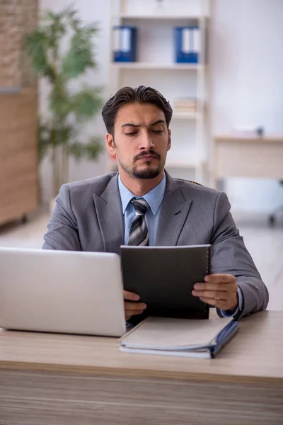 Giovane dipendente maschile che lavora in ufficio — Foto Stock