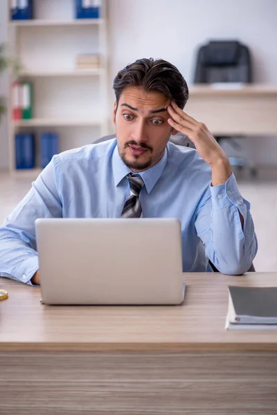 Joven empleado masculino que trabaja en la oficina — Foto de Stock