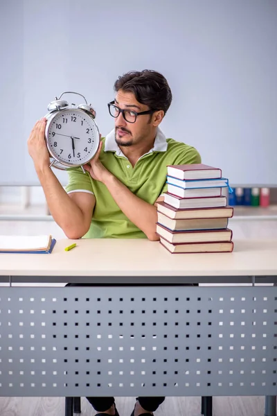 Jovem estudante do sexo masculino no conceito de gestão do tempo — Fotografia de Stock