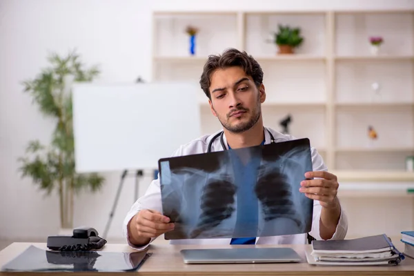 Klinikte çalışan genç bir erkek radyolog. — Stok fotoğraf