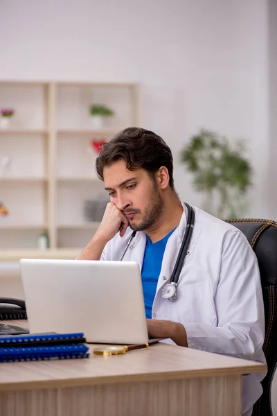 Joven doctor en concepto de telemedicina —  Fotos de Stock