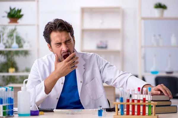 Young male chemist working at the lab — Stock Photo, Image