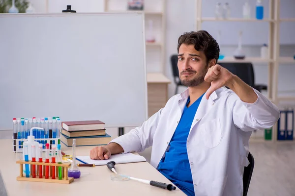 Jovem químico do sexo masculino que trabalha no laboratório — Fotografia de Stock