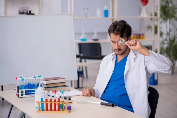 Junger Chemiker im Labor — Stockfoto