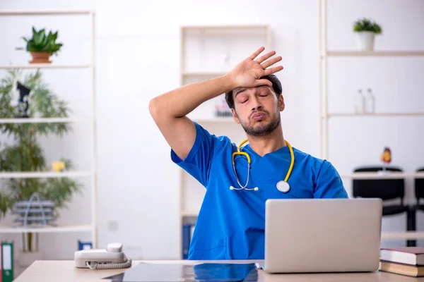 Joven médico masculino que trabaja en la clínica — Foto de Stock