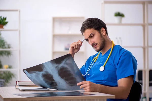 Jovem médico radiologista trabalhando na clínica — Fotografia de Stock