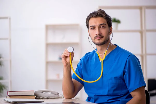 Junger Arzt arbeitet in der Klinik — Stockfoto