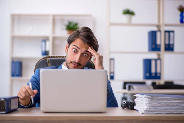 Junge männliche Mitarbeiter und zu viel Arbeit im Büro — Stockfoto