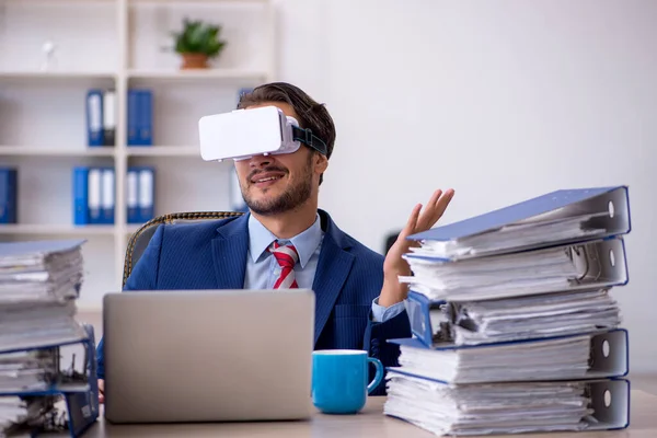 Jovem funcionário do sexo masculino desfrutando de óculos virtuais no local de trabalho — Fotografia de Stock