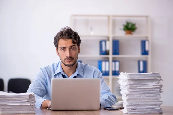 Jeune employé masculin et trop de travail au bureau — Photo