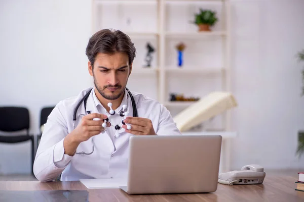 Klinikte çalışan genç erkek doktor. — Stok fotoğraf