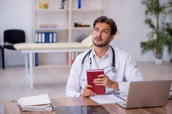 Klinikte çalışan genç erkek doktor. — Stok fotoğraf