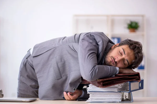 Genç erkek çalışanın uyuyakalma konsepti — Stok fotoğraf