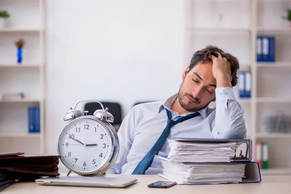Ung manlig anställd i oversleeping koncept — Stockfoto