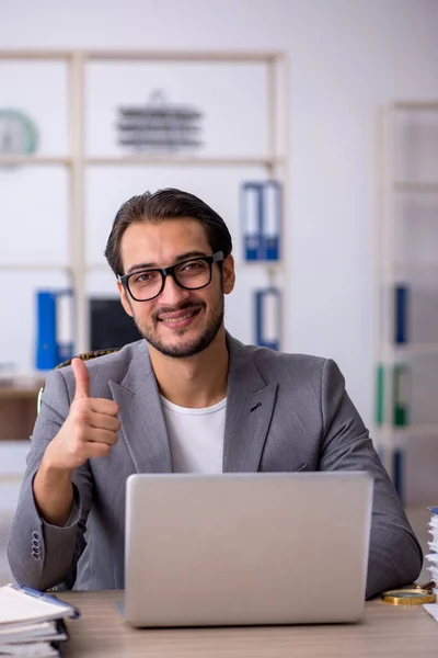 Jeune employé masculin travaillant au bureau — Photo