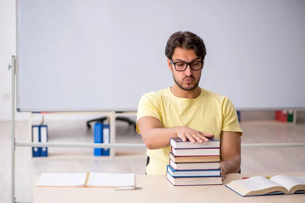 Jovem estudante se preparando para exames em sala de aula — Fotografia de Stock