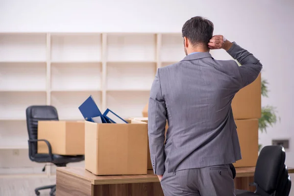 Jeune employé masculin dans le concept de déménagement de bureau — Photo