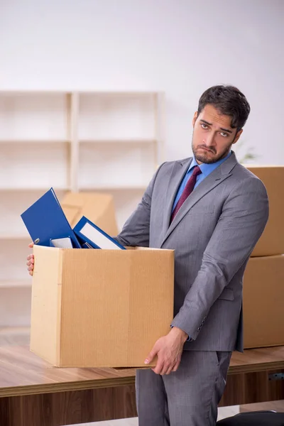 Jeune employé masculin dans le concept de déménagement de bureau — Photo