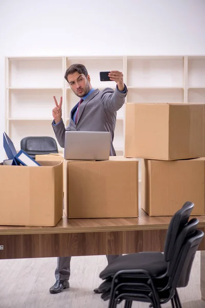 Jovem empregado masculino no conceito de realocação de escritório — Fotografia de Stock