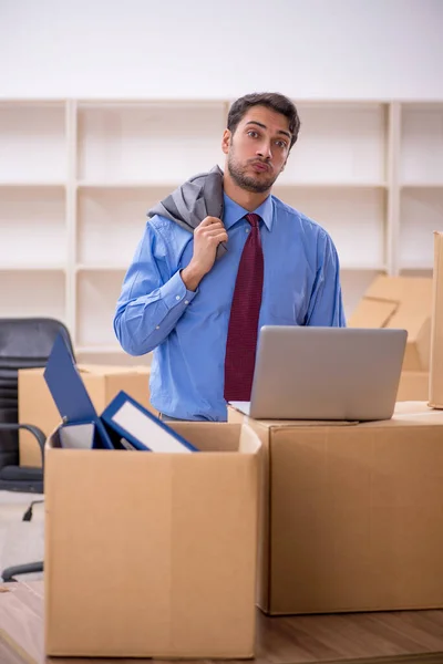 オフィス移転の概念の若い男性従業員 — ストック写真
