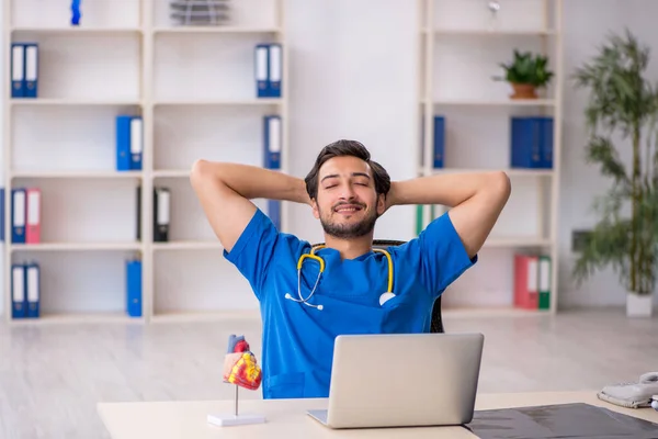 Jonge mannelijke arts werkzaam in de kliniek — Stockfoto