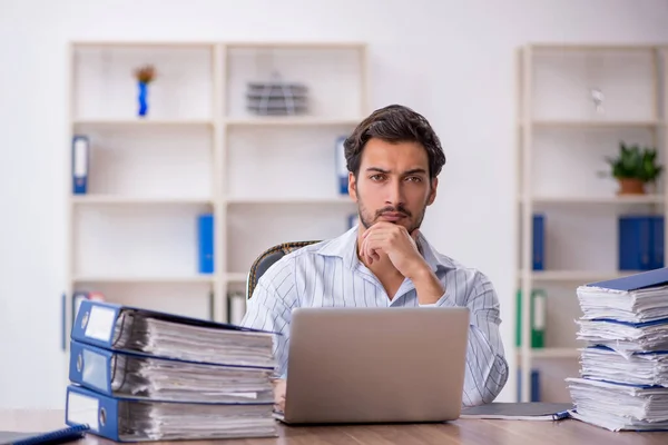 Jovem funcionário masculino infeliz com excesso de trabalho no escritório — Fotografia de Stock