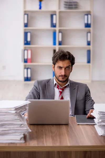 Jeune employé masculin mécontent du travail excessif au bureau — Photo