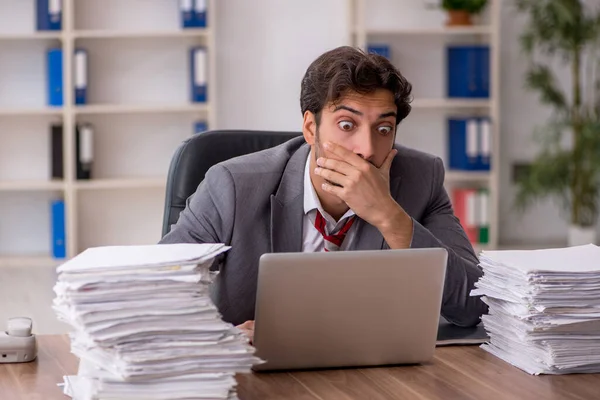 Joven empleado masculino descontento con el trabajo excesivo en la oficina — Foto de Stock