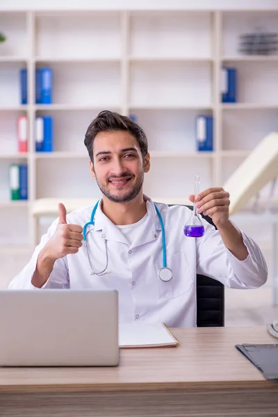 Klinikte çalışan genç erkek doktor. — Stok fotoğraf