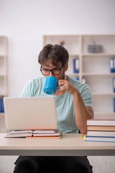 Giovane studente maschio che si prepara per gli esami in classe — Foto Stock