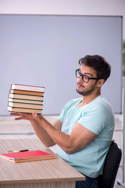 Junge männliche Schüler bereiten sich im Klassenzimmer auf Prüfungen vor — Stockfoto