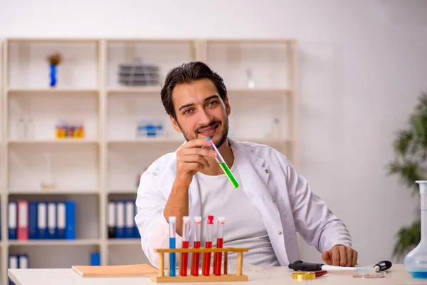 Junger Chemiker im Labor — Stockfoto