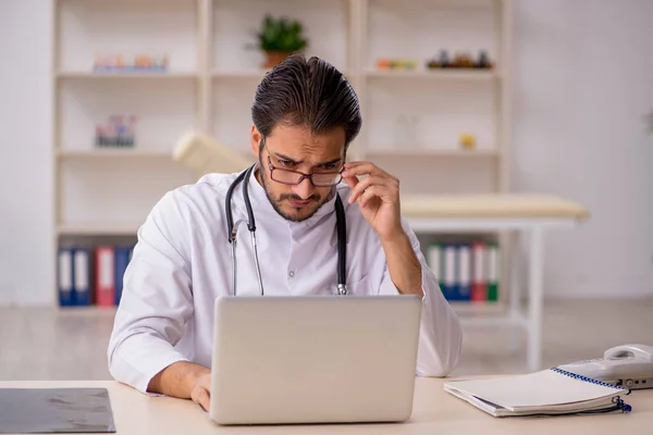 Giovane medico di sesso maschile nel concetto di telemedicina — Foto Stock