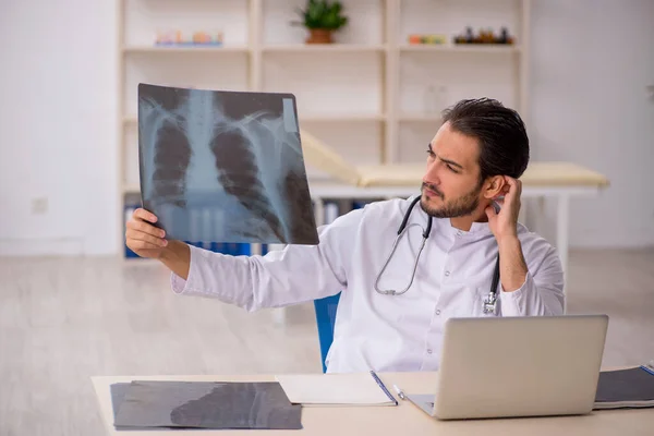 Jeune médecin radiologue travaillant à la clinique — Photo