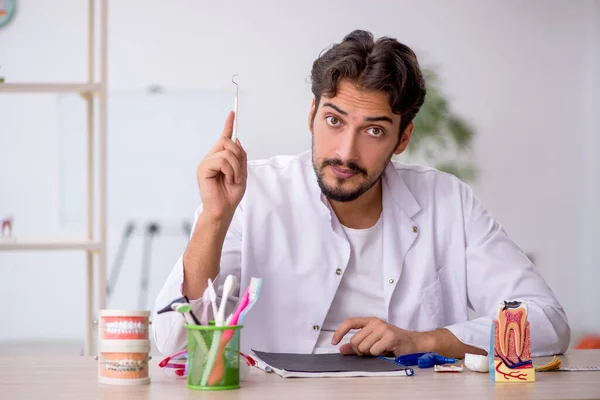 Junger Zahnarzt arbeitet in der Klinik — Stockfoto