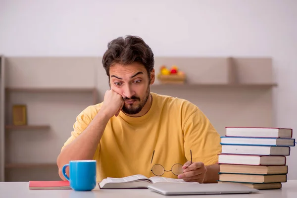 Giovane studente maschio preparazione per gli esami a casa — Foto Stock