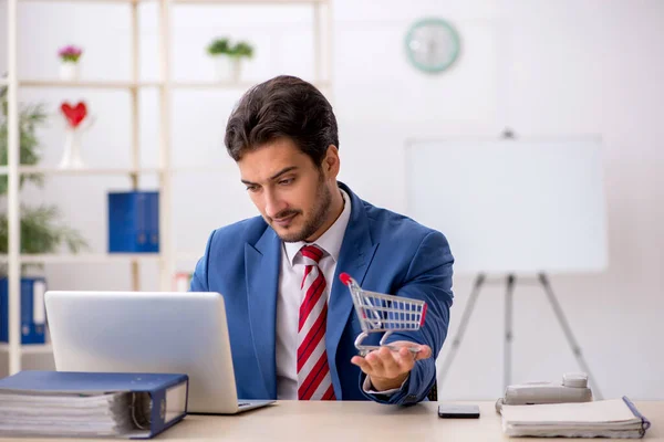 Junge männliche Mitarbeiter im E-Commerce-Konzept — Stockfoto