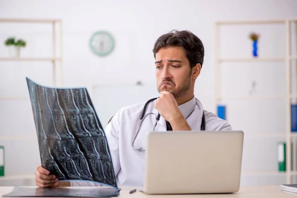 Klinikte çalışan genç bir erkek radyolog. — Stok fotoğraf