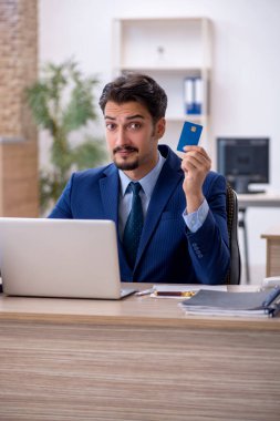 Ofiste çalışan genç bir erkek.