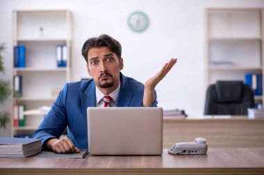 Ofiste çalışan genç bir erkek.